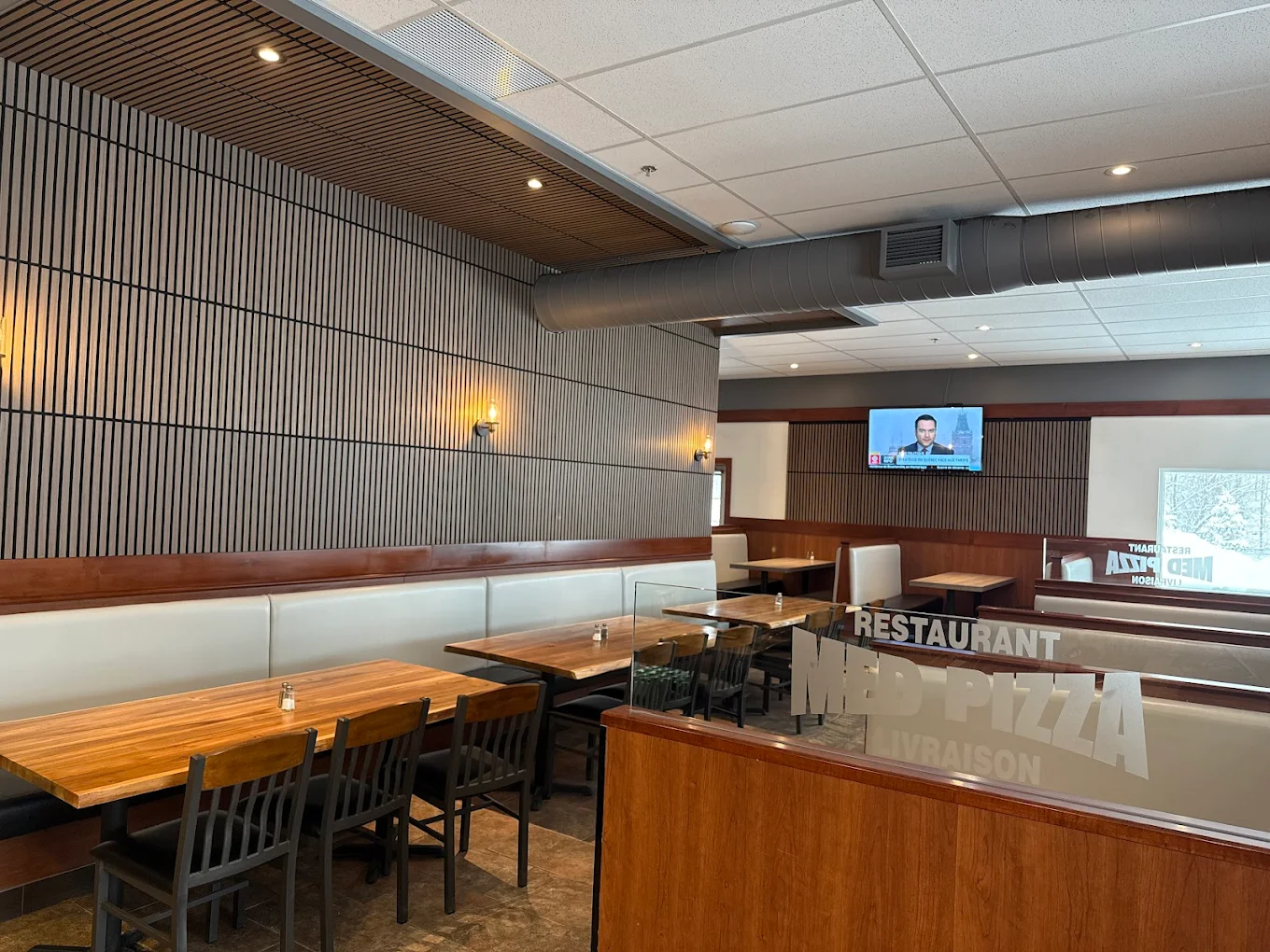 Salle à manger du restaurant MED PIZZA à Sainte-Adèle